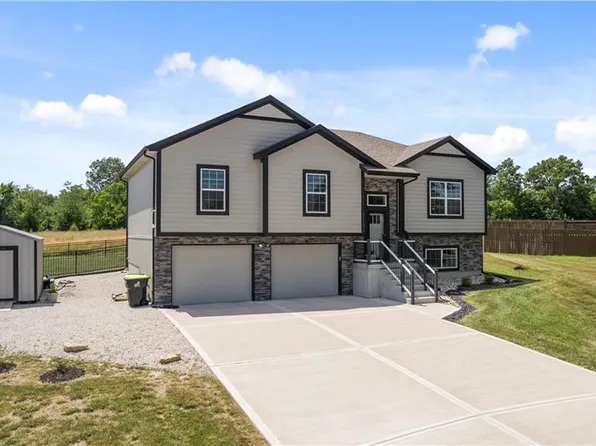 3102 Katy Trail Dr, Harrisonville, MO 64701