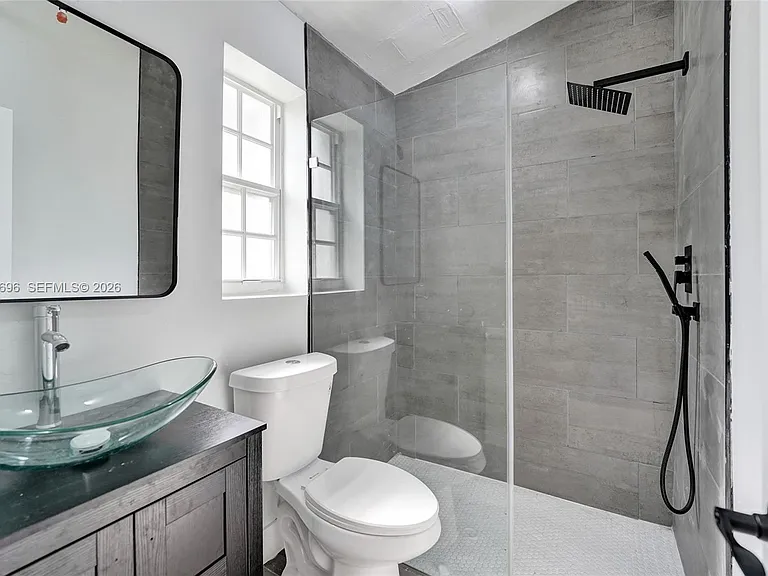 1085 NE 126th St #3 — Photo 8