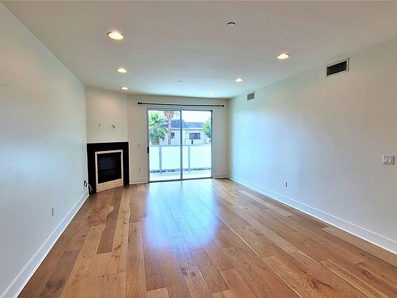 3rd image of 7133 Hawthorn Ave APT 302