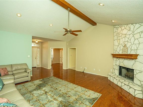 4th image of 710 E Broadway St