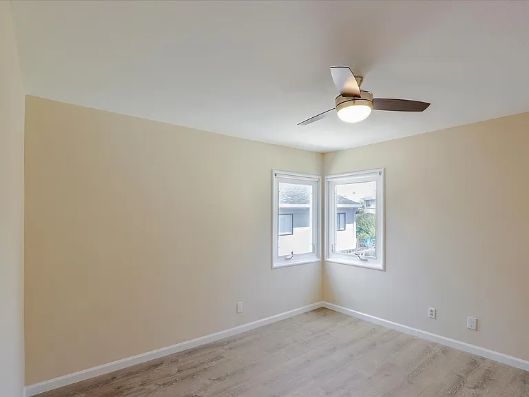 556 Anita Ln — Photo 10