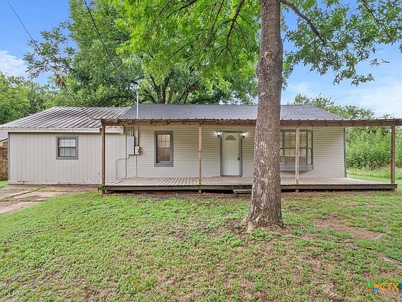 3rd image of 411 W Comal