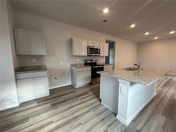 4th image of 401 Pickel Dr