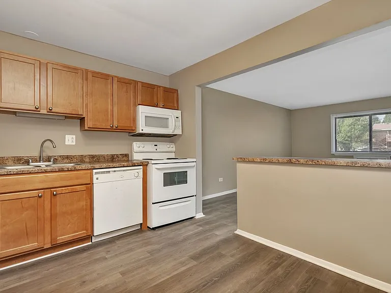 Lakeside Village Apartments — Photo 70