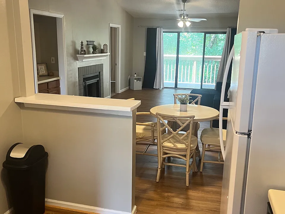 332 Edgewater Ln