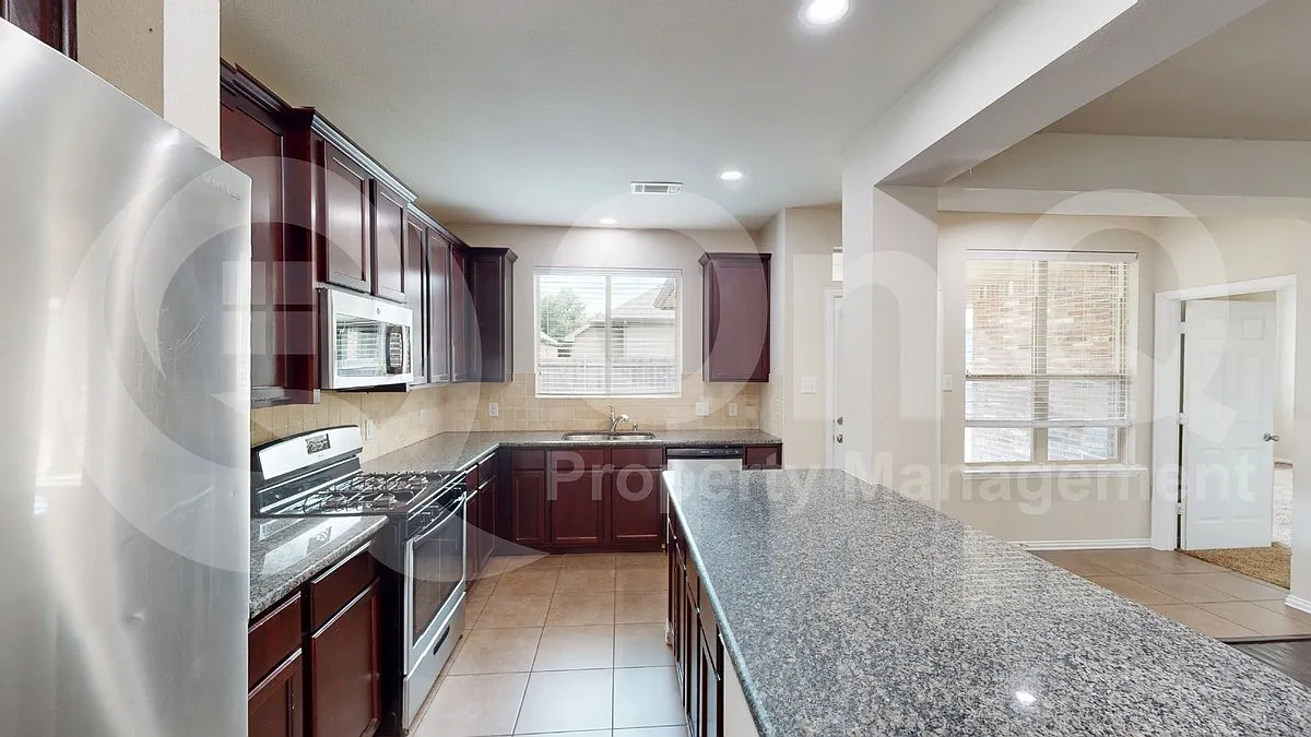 5 bed, 2.5 bath, 3390 sqft, $2,999 — Photo 4