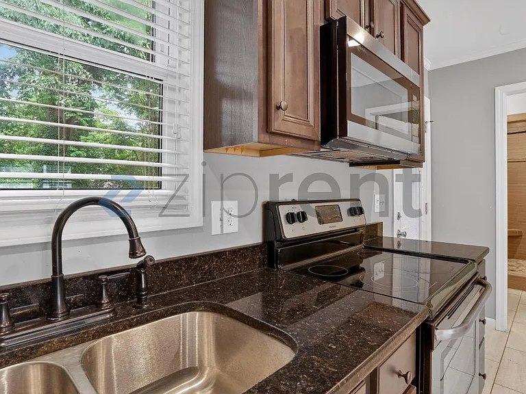 1404 Lockwood Dr SW — Photo 14