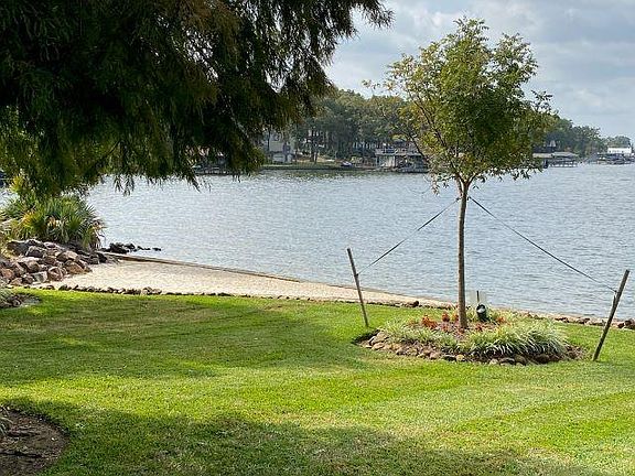 2nd image of 5244 Lakeview Cir