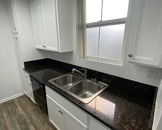 5th image of 1728 Colby Ave #301