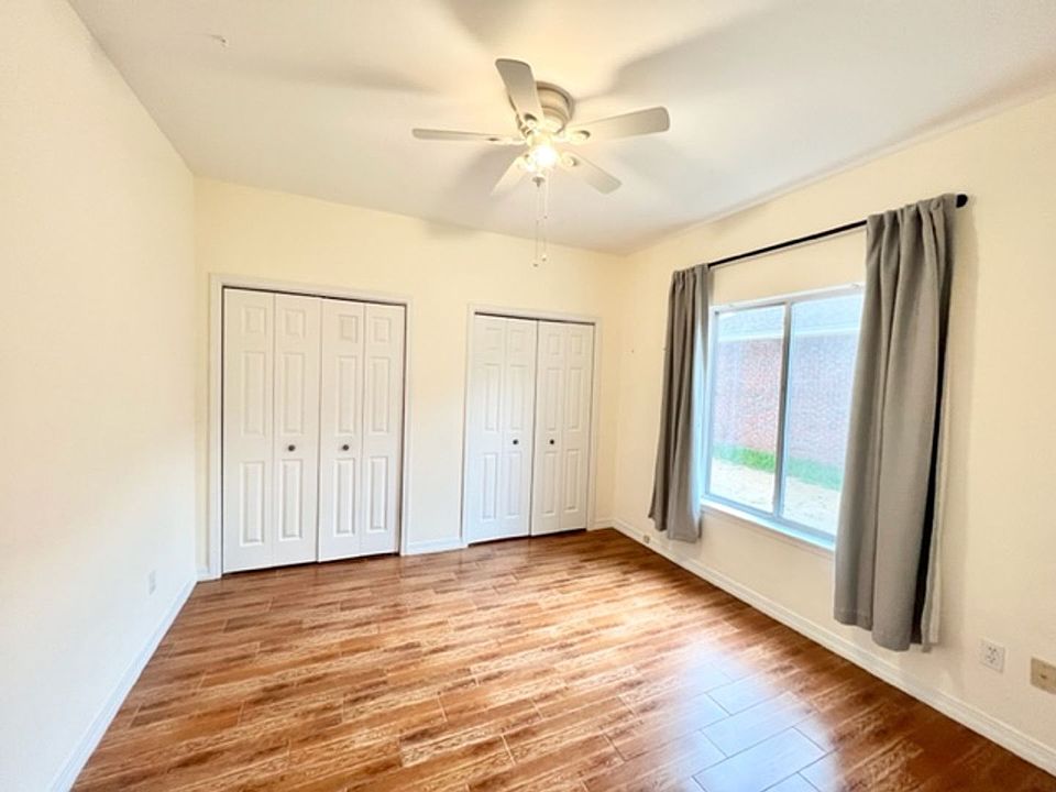 1st image of 1120 Troon Dr W