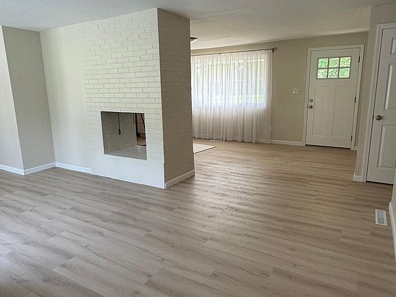 5th image of 179 Blackstone Dr