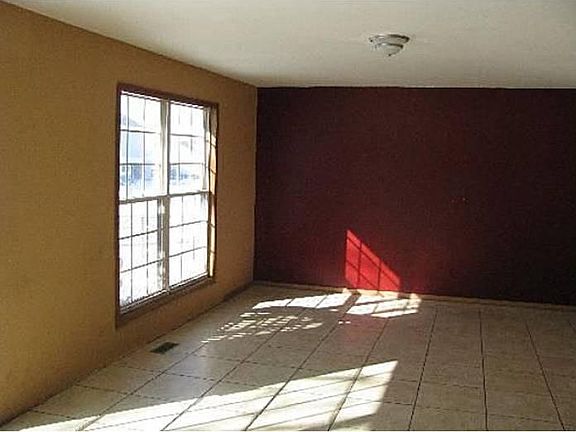 4th image of 319 Newport Ln