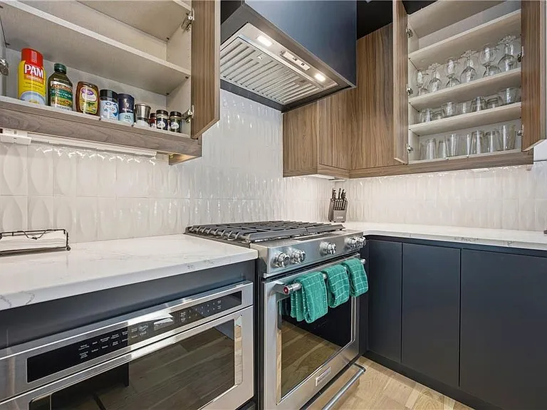 Markham St SW — Photo 11