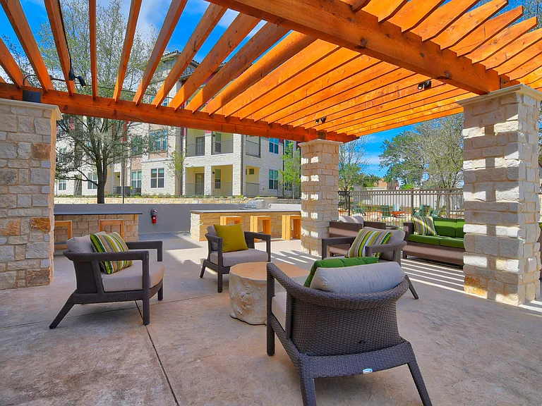 Outdoor Patio Under Pergola & Grilling Station at Park at Rialto Apartments, San Antonio