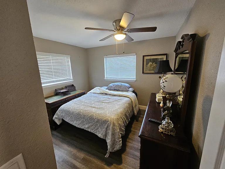 545 Oxford Ave — Photo 1