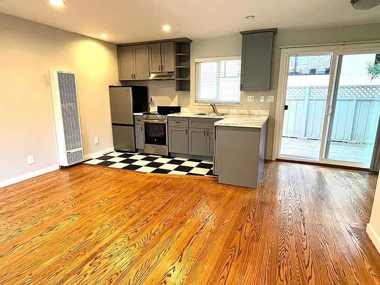 Bellevue Apartments — Photo 19