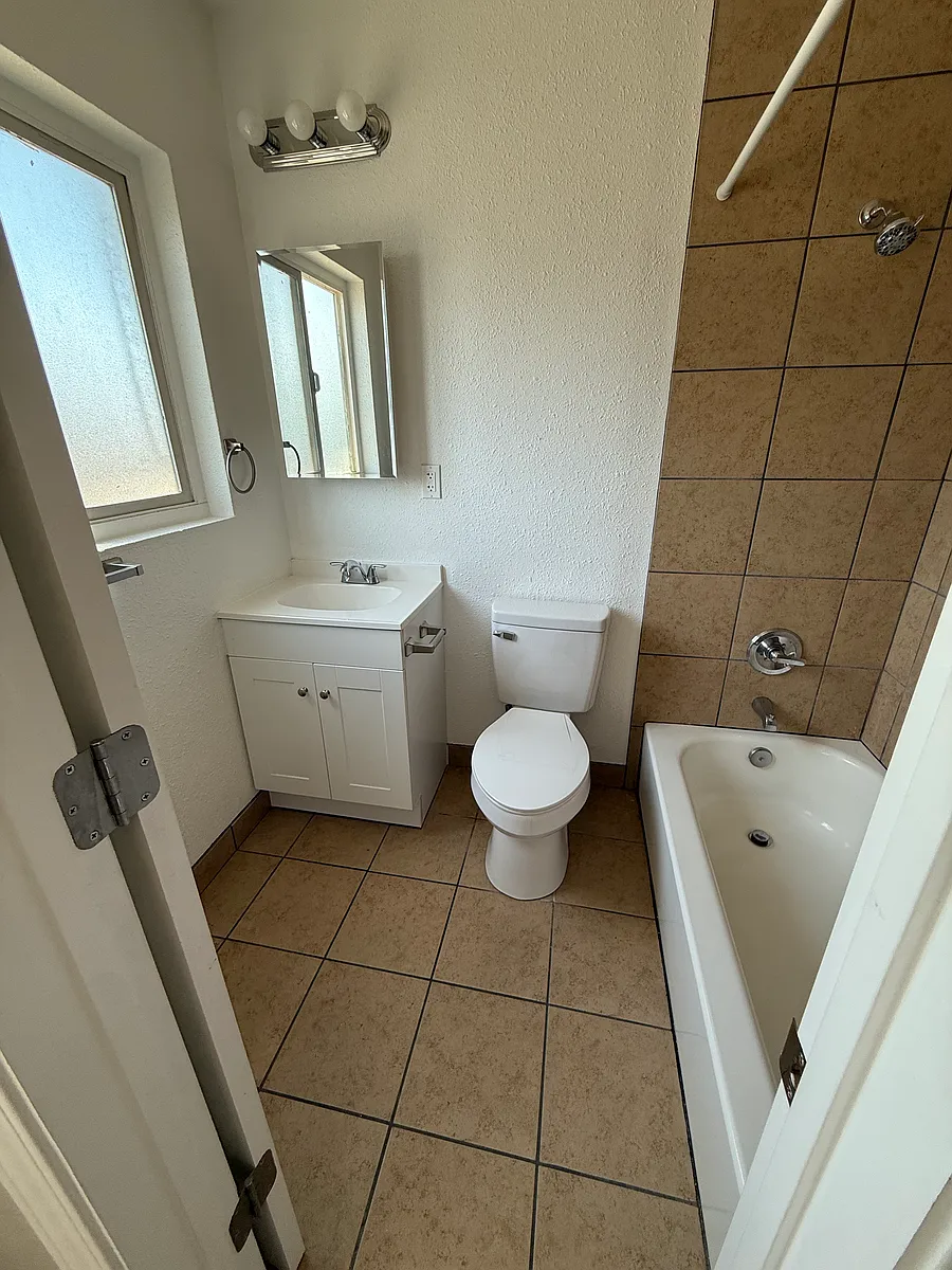 Building Photo - 530 N San Joaquin St #10