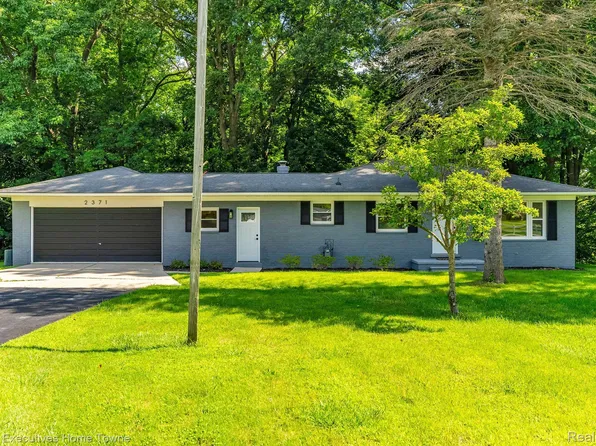 2371 Arlington Rd, Columbus, MI 48063