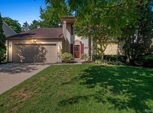 2686 Orbit Dr, Lake Orion, MI 48360