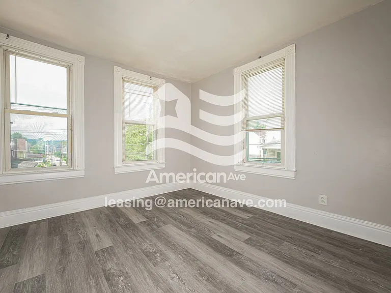 1558571_010_bedroom_10.jpg