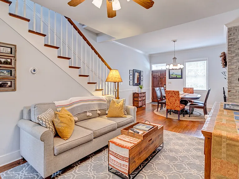513 E Harris St — Photo 4