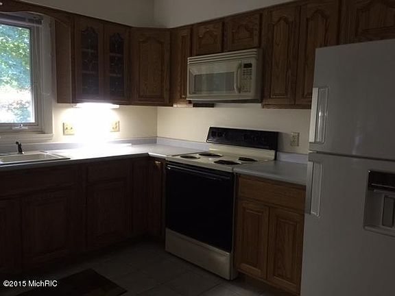 3rd image of 1008 E Wilson St