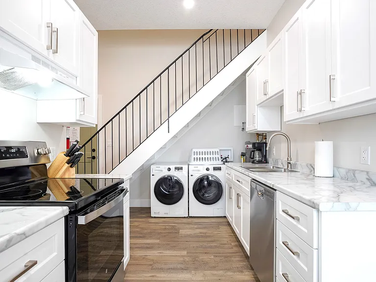 537 Talbot St — Photo 16