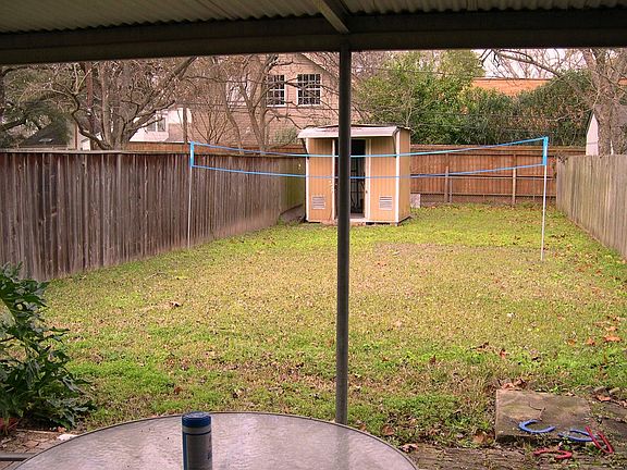 XL Large fenced backyard