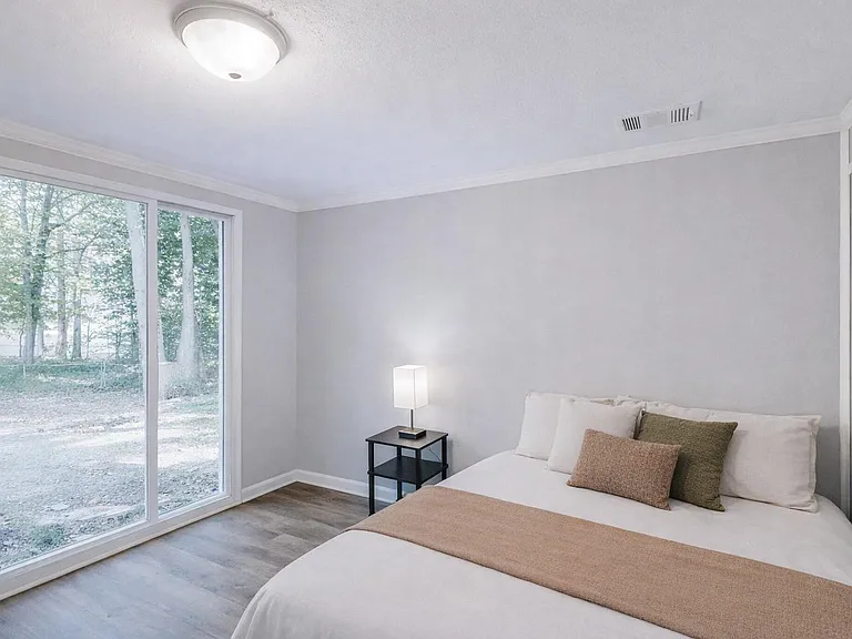 Evergreen Dr SE — Photo 2