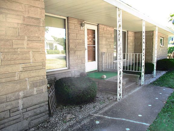 3rd image of 105 School St