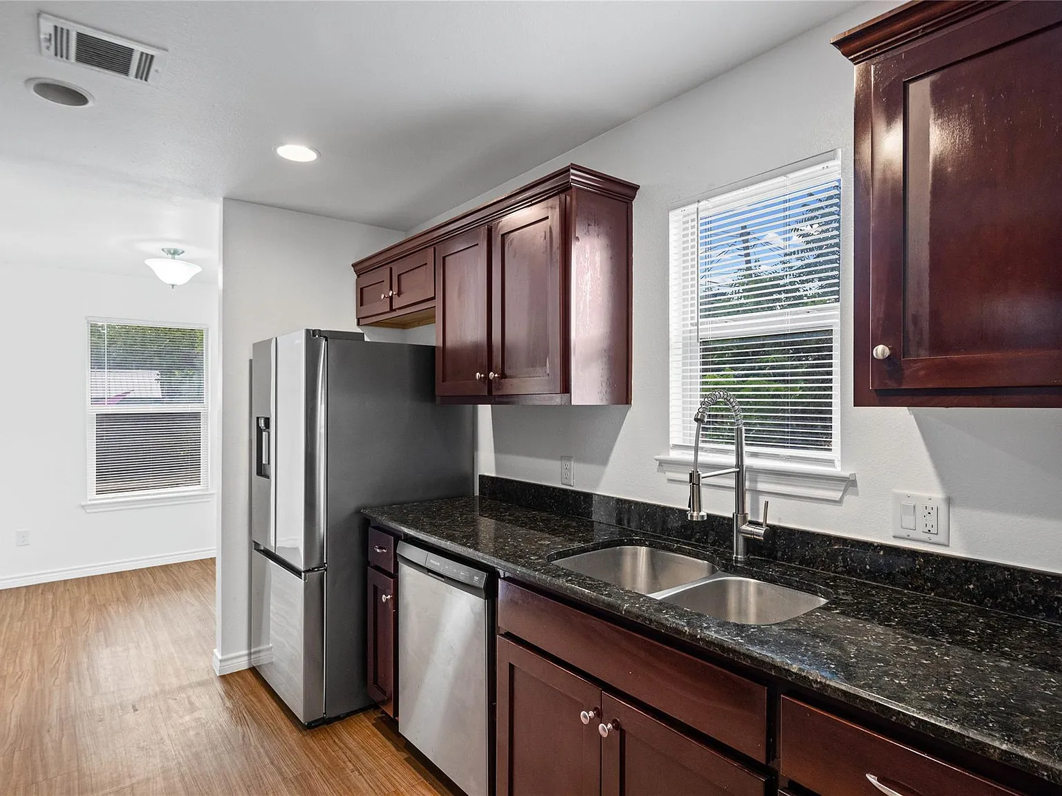 2 bed, 1.0 bath, 1512 sqft, $2,600 — Photo 4