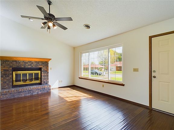 4th image of 5834 Walden St