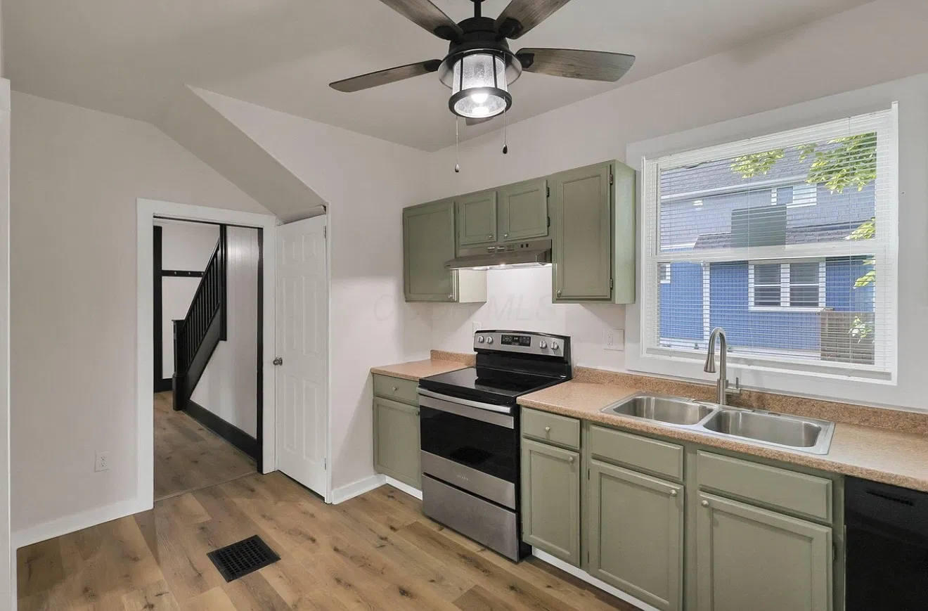 3 bed, 1140 sqft, $1,700 — Photo 3