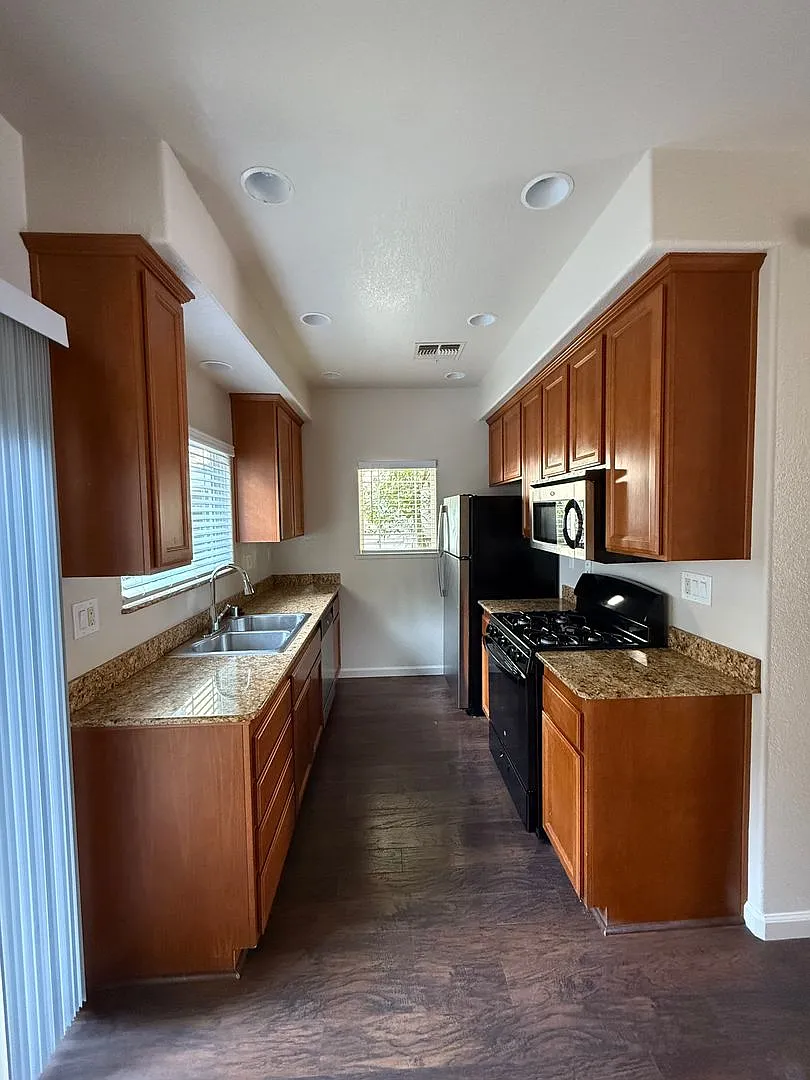 3 Bedroom Home Close to Gym and Shopping-$1,000 OFF First Month's Rent — Photo 4