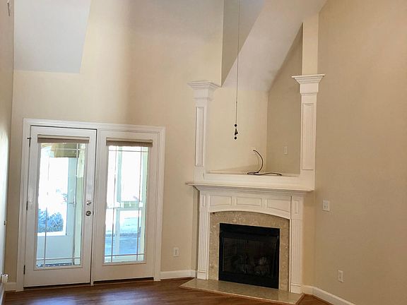 Living Room with high ceiling
