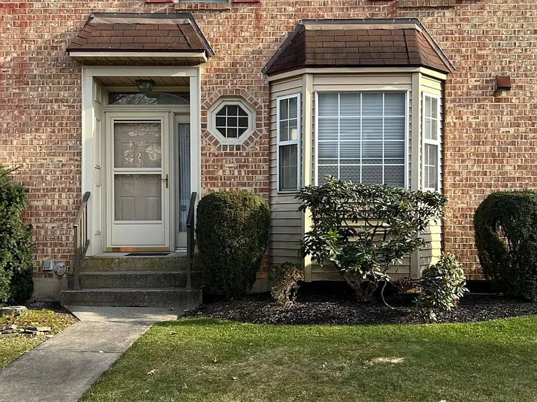 1890 Georgia Dr — Photo 1
