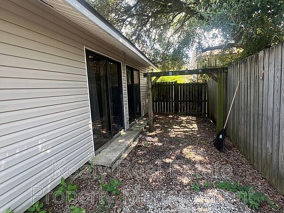 4th image of 405 Fox Run Ave #2