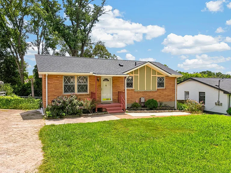 261 Eisenhower Dr — Photo 35