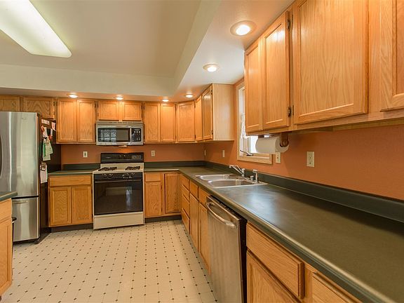 4th image of 486 Carlton Dr