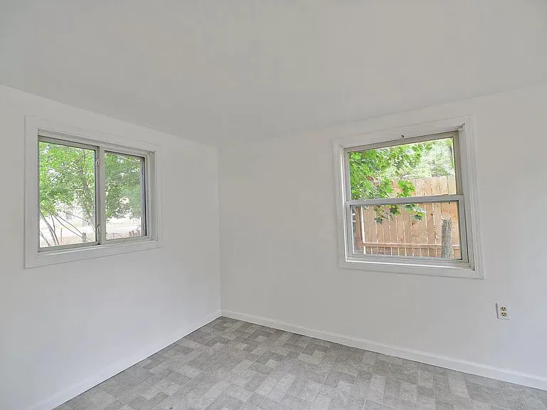 915 W 1st St — Photo 9