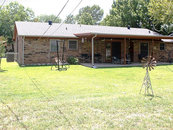 4th image of 304 NW Suzanne Ter