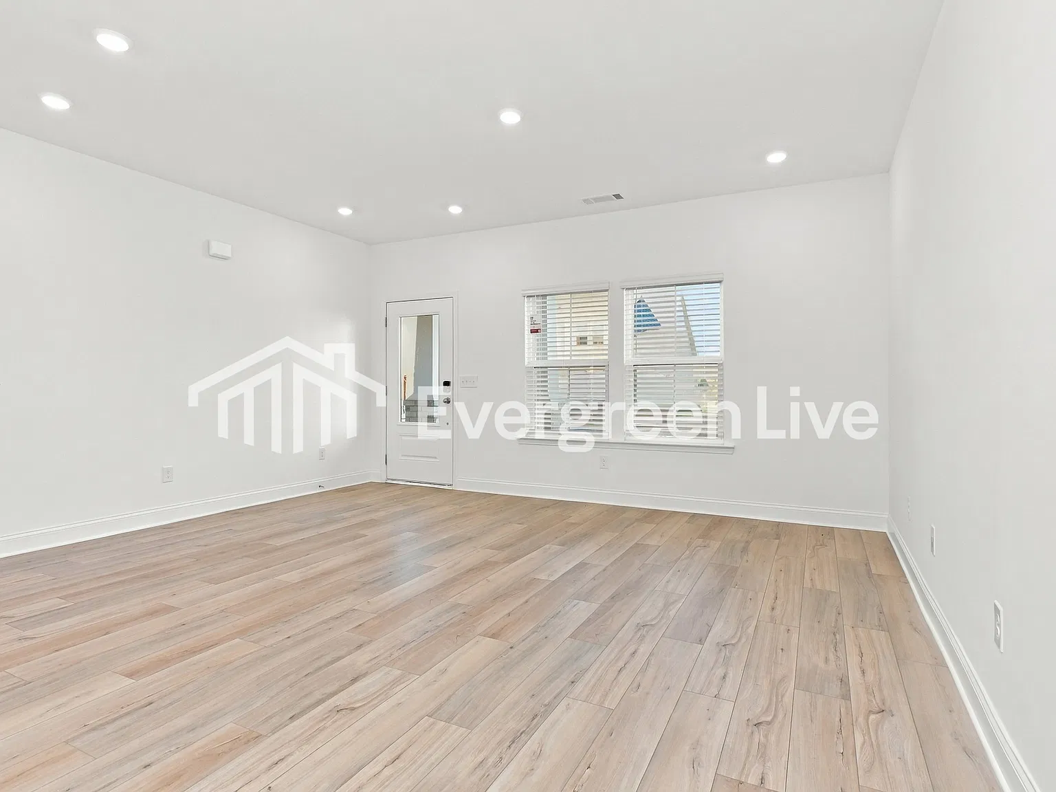 3 bed, 2.5 bath, 1649 sqft, $1,750 — Photo 2