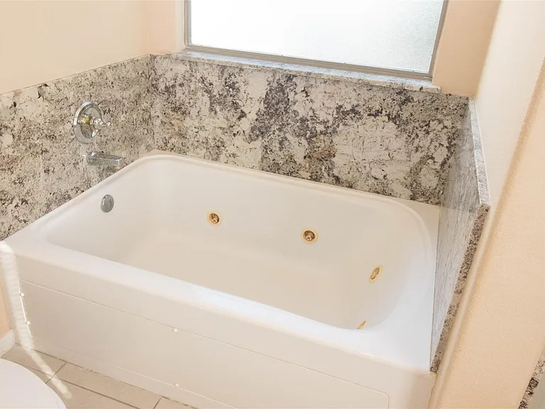 2202 Crossmill Ln — Photo 36