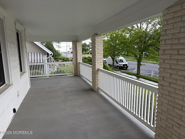 120 Garfield Ave — Photo 2