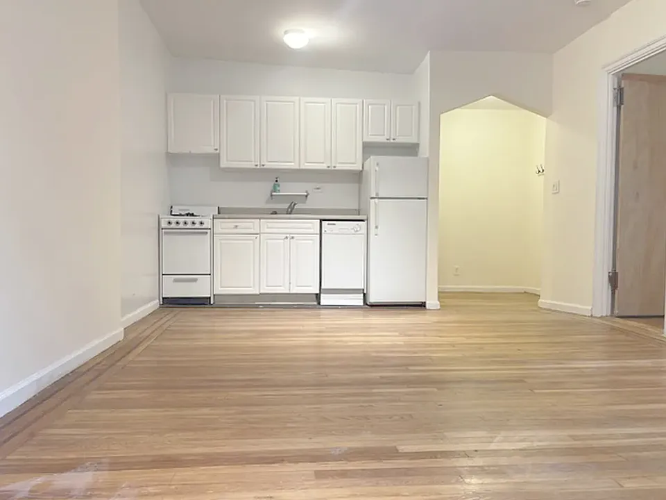235 E 39th St #1R