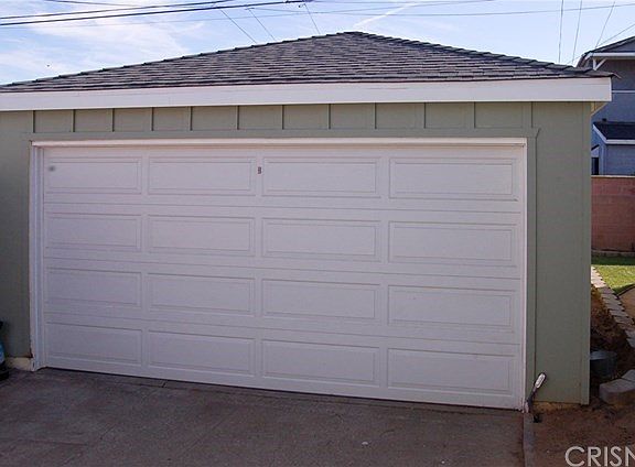 Detached garage