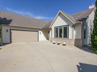 W310S2852 Wild Rose Ln, Waukesha, WI 53188