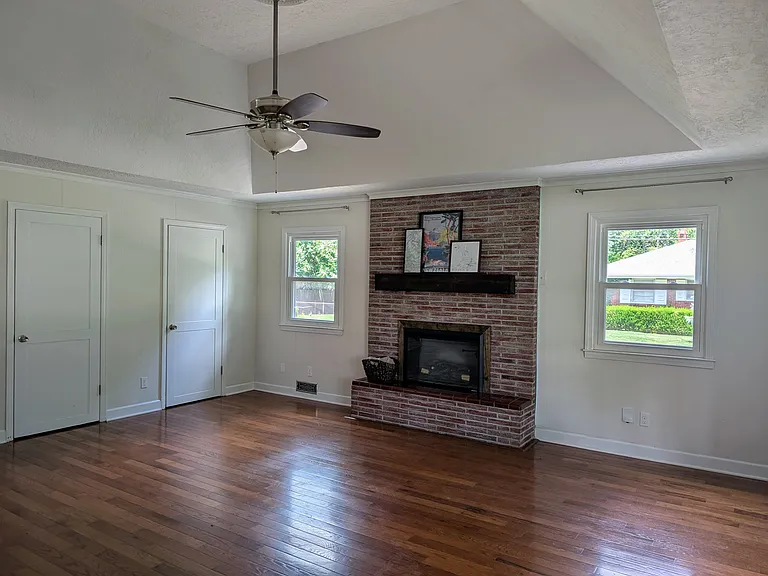 5800 Floyd St — Photo 3