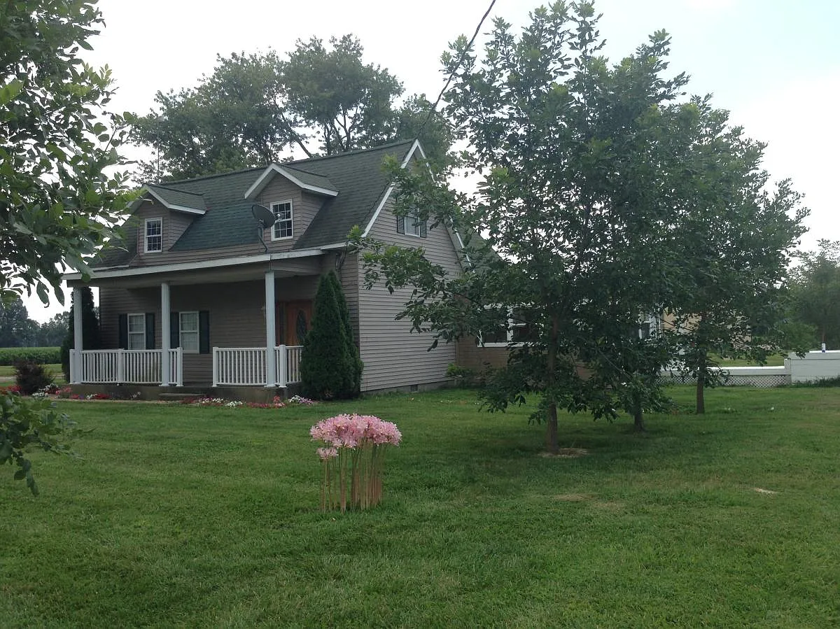 3 bed, 2300 sqft, $1,575 — Photo 1