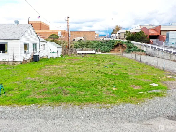 25 Elm Street S, Omak, WA 98841